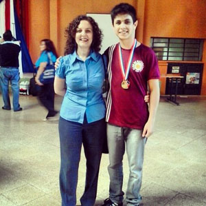 Juan Palacios, junto a Gabriela Gómez Pasquali, Directora Ejecutiva de OMAPA, durante una premiación de la Olimpiada Nacional de Matemática 