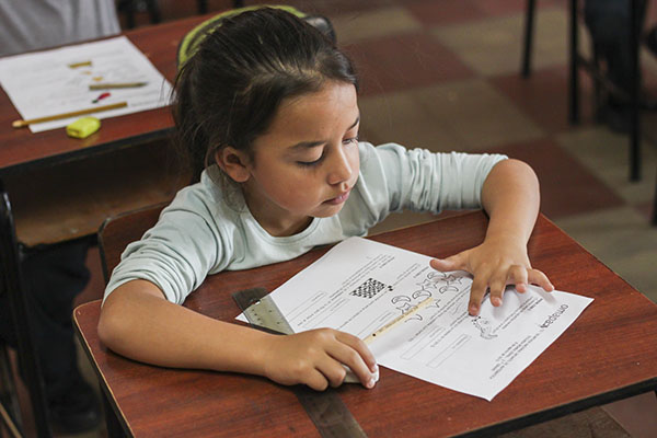 Niña resolviendo problemitas de OMAPA