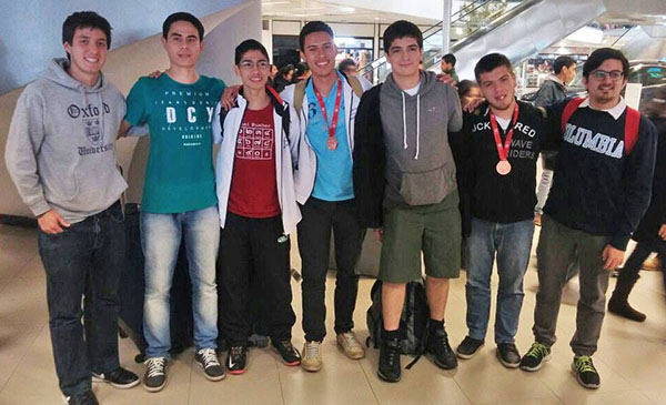 Equipo IMO 2016 Paraguay en aeropuerto